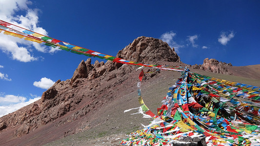 西藏迎风飘扬的经幡高清图片