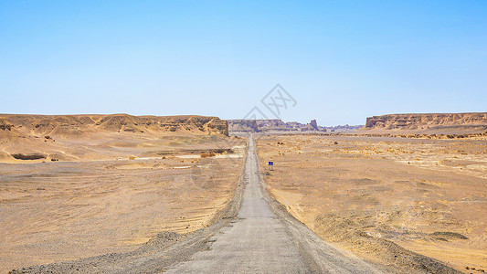 新疆戈壁滩公路沙漠公路背景图片