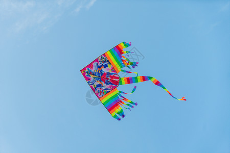 放飞自由蓝天下飞翔的风筝背景