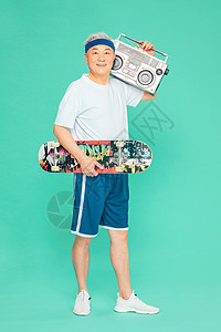老人运动滑板收音机图片素材