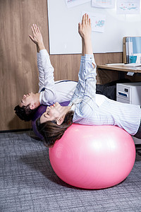 办公室锻炼健身瑜伽图片