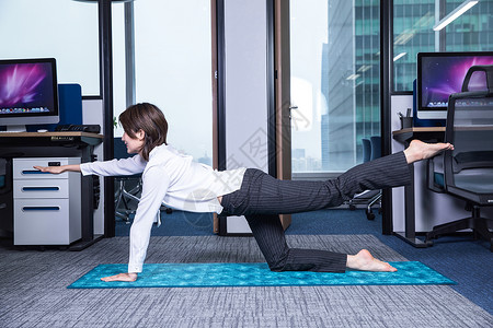 女性办公运动女士办公室健身瑜伽背景