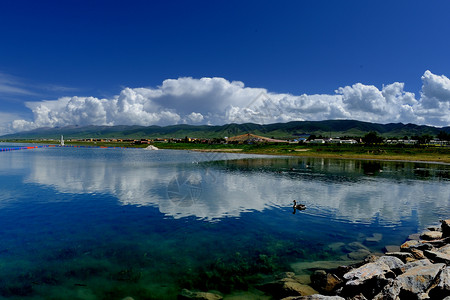 旅游船青海湖自然风光背景