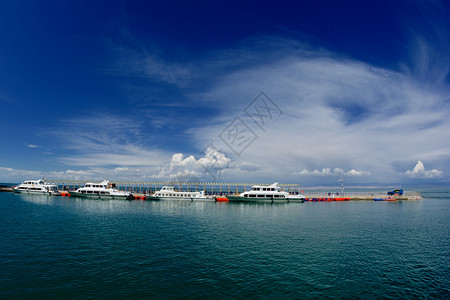 旅游船青海湖自然风光背景