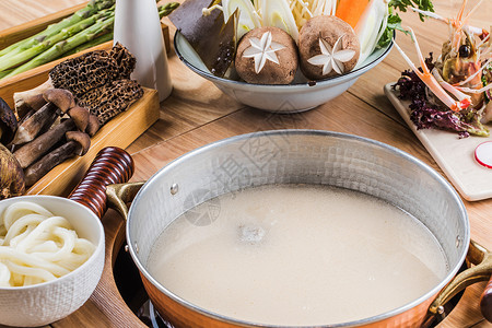筒子骨汤日式火锅与食材背景