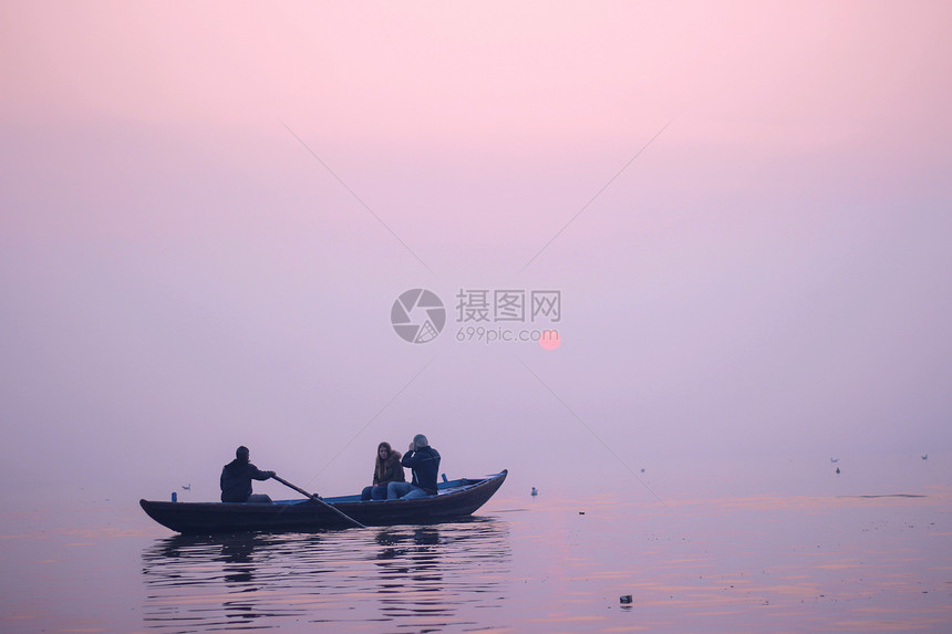 瓦拉纳西恒河泛舟看日出图片