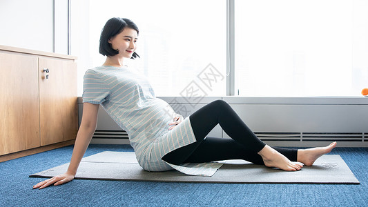 孕妇做运动元素职场妈妈办公室瑜伽背景