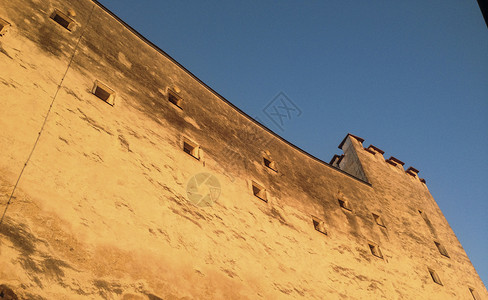 金色城堡剪纸黄昏时的欧洲城堡城墙背景