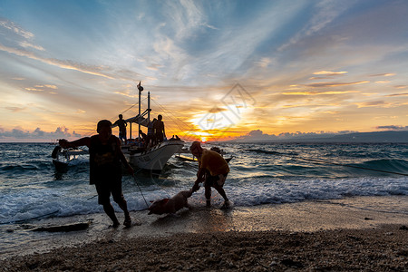 夕阳下回家渔民赶海归来背景