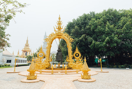 泰国金色建筑大钟图片