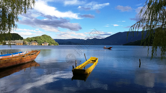 划船水墨画云南泸沽湖沉静的一幅水墨画背景