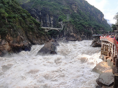 云南滇味月饼云南金沙江三股水虎跳峡背景