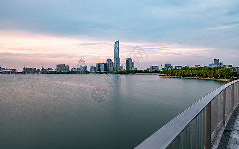 金鸡湖景观写字楼楼下散步高清图片