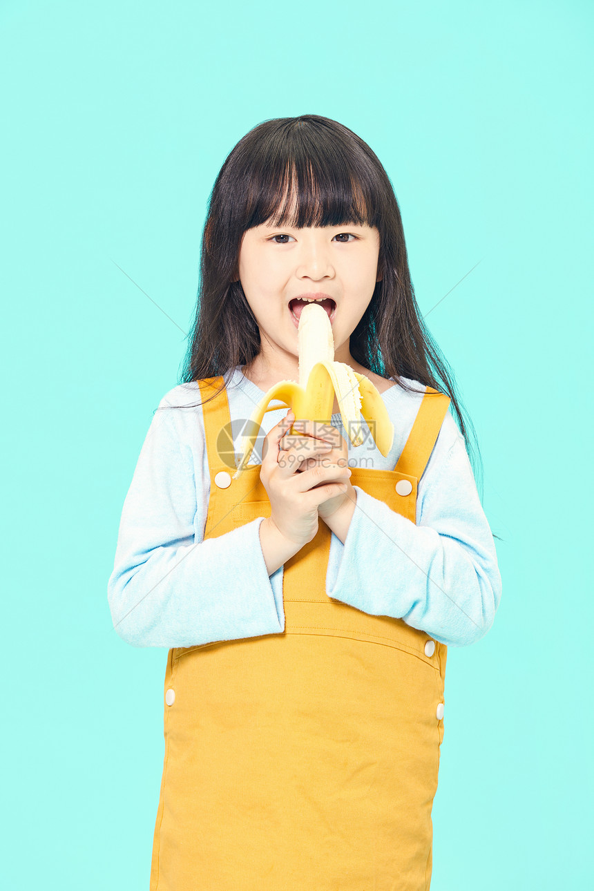 小女孩吃香蕉图片