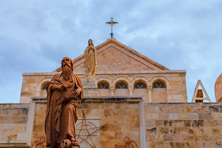 耶稣受难伯利恒主诞教堂外雕塑背景