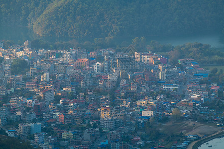 尼泊尔日出尼泊尔博卡拉费瓦湖旁的小镇背景