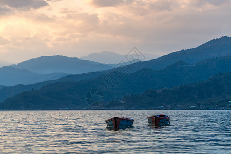 尼泊尔博卡拉费瓦湖背景