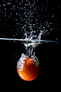 掉入水中的橙子溅起水花的橙子背景