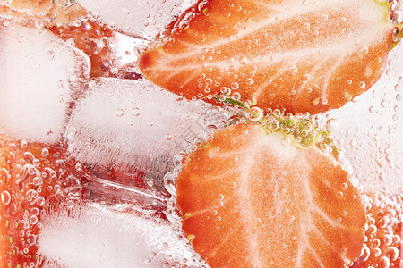 草莓气泡水草莓冰块高清图片