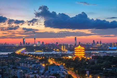 城市标志建筑火烧云城市地标建筑武汉长江大桥和黄鹤楼背景