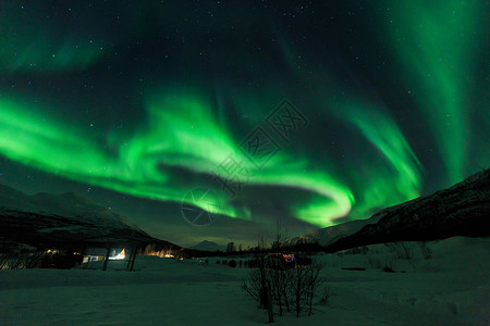 挪威特隆赫姆美丽的北欧冬季北极光背景