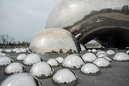 克拉玛依一号井油泡建筑城市背景图片