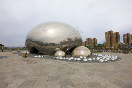 克拉玛依一号井油泡建筑城市背景图片