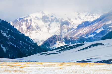 乌鲁木齐天山新疆天山雪山冬季雪景背景