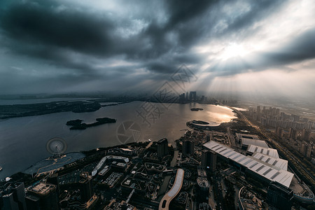 透过雨云的一道耶稣光下的苏州高清图片