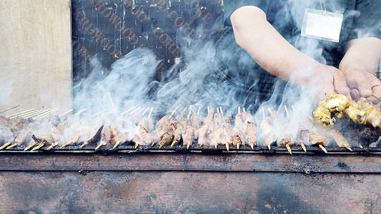 新疆碳烤羊肉串背景图片
