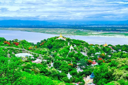 缅甸伊洛瓦底江与佛塔高清图片