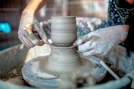 正在拉坯做陶艺的人制陶背景