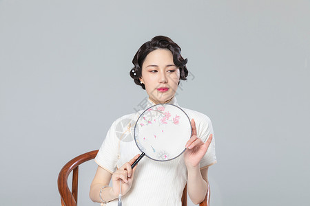 旗袍女性扇子图片