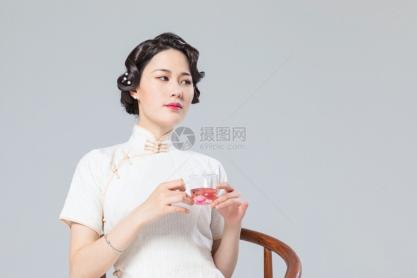 旗袍女性喝茶图片