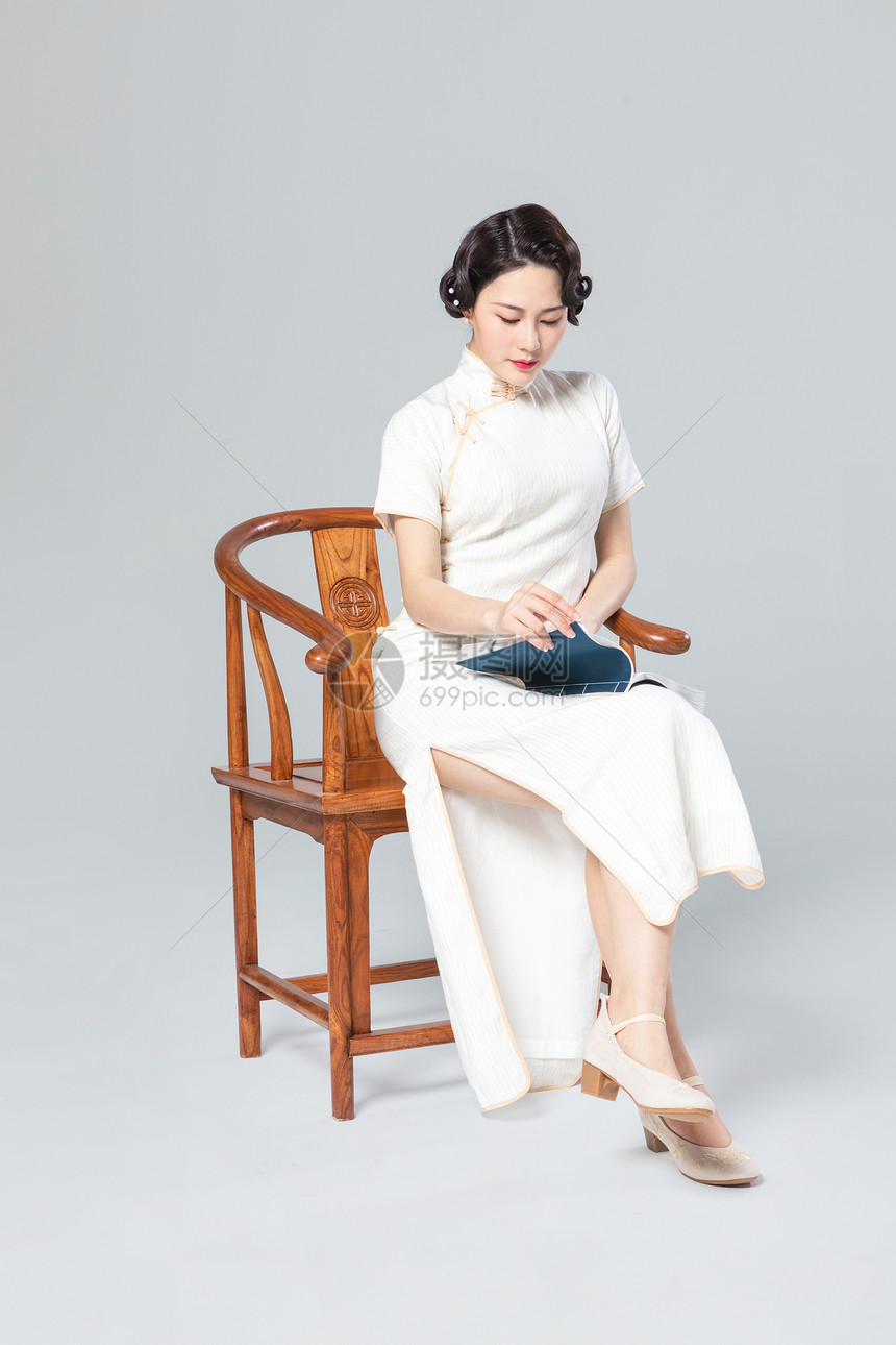 旗袍女性看书图片