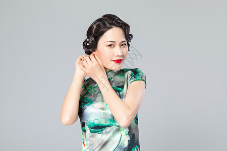 旗袍女性带耳环背景图片
