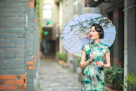 传统美旗袍女性打伞背景