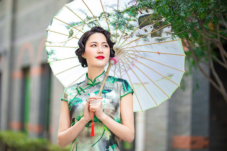 旗袍女性打伞高清图片