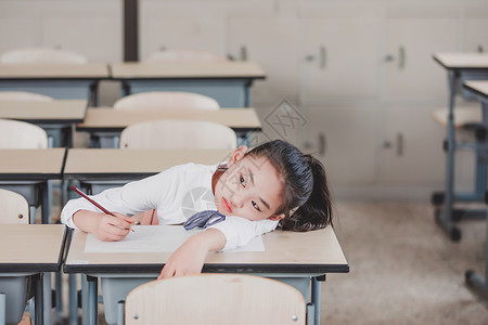小女孩思考问题小学生教室考试背景