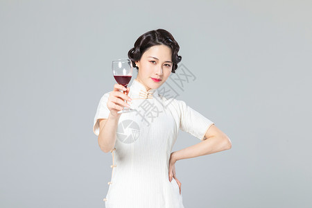 旗袍女性品酒图片