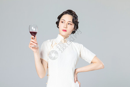 旗袍女性品酒图片