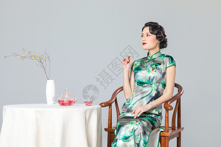 旗袍女性喝茶背景图片