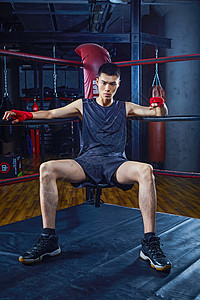 摘下拳击手套的运动男性搏击高清图片素材