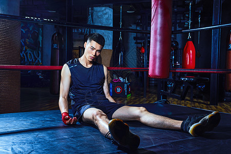 运动休息的拳击男士图片