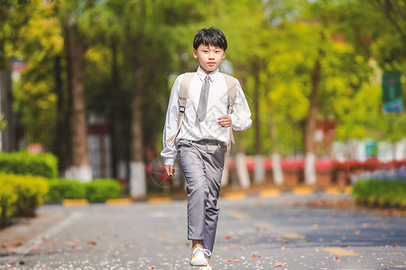 小男孩放学踢足球模特高清图片素材