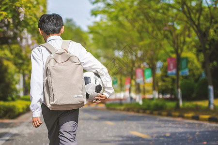 小学生放学踢足球运动高清图片素材