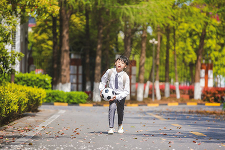 小学生放学踢足球图片