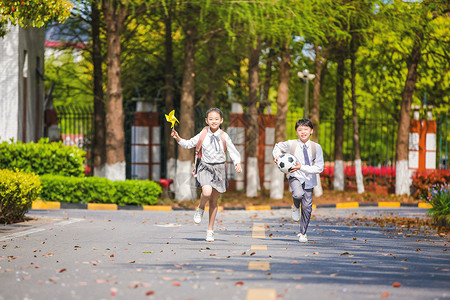 小学生放学奔跑背景图片