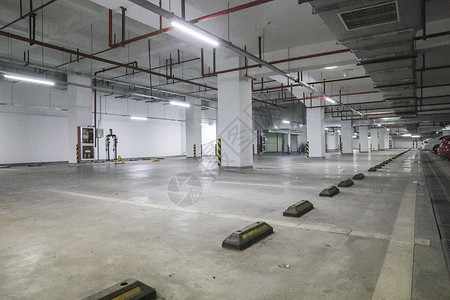 空旷的办公楼地下车库停车场图片