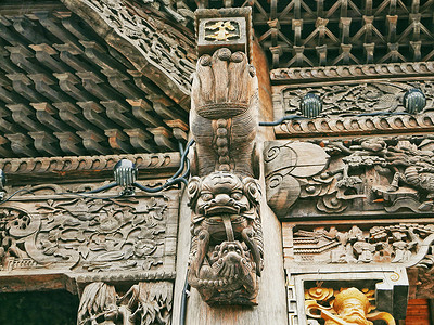 匠心工艺屋檐下的木雕祥狮背景图片